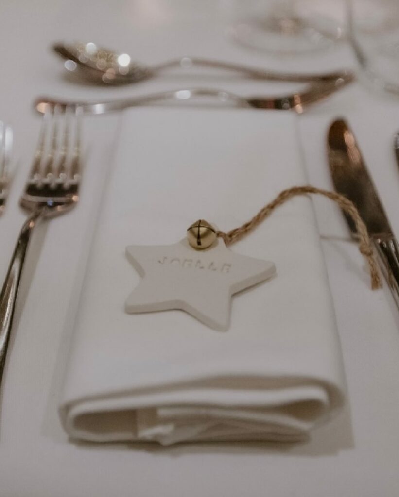 Guardanapo decorado para o Natal, com estrela e marcação de lugar na mesa