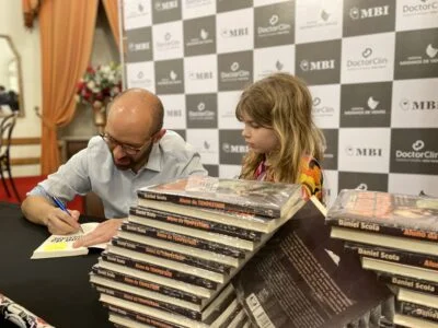 Daniel Scola em lançamento do livro realizado em Porto Alegre