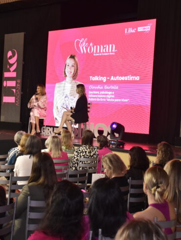 Palco com duas mulheres sentadas