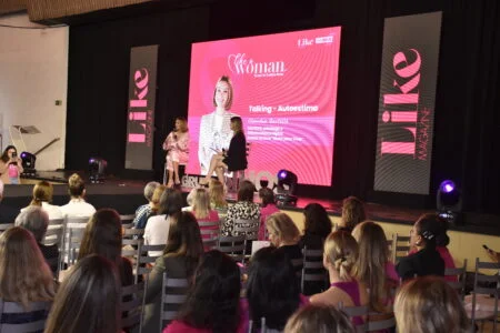 Palco com duas mulheres sentadas