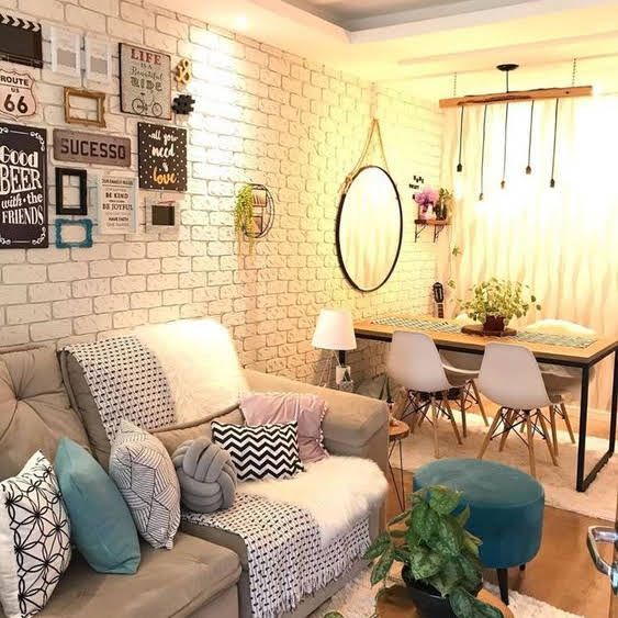 Sala com sofá e várias almofadas