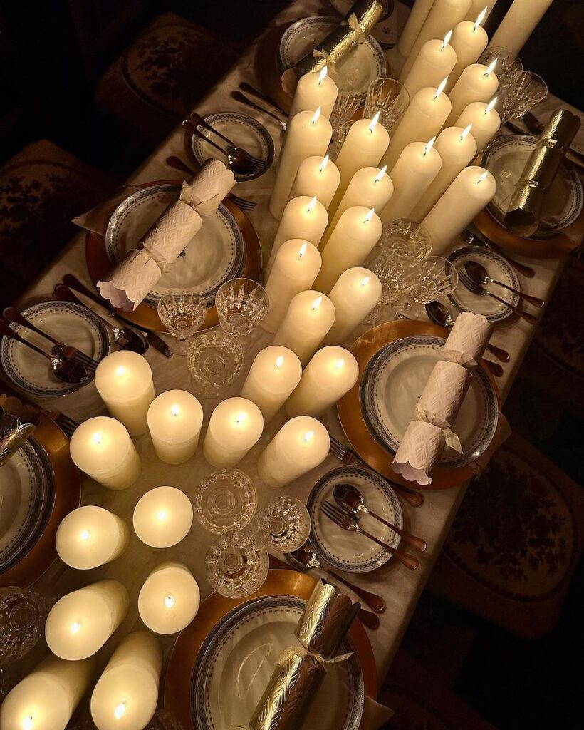 Mesa posta de Natal com velas