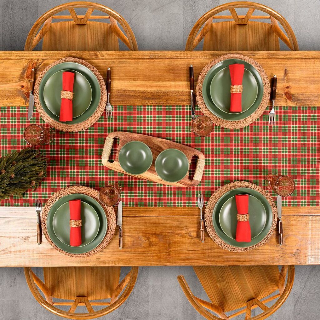 Mesa posta com decoração xadrez