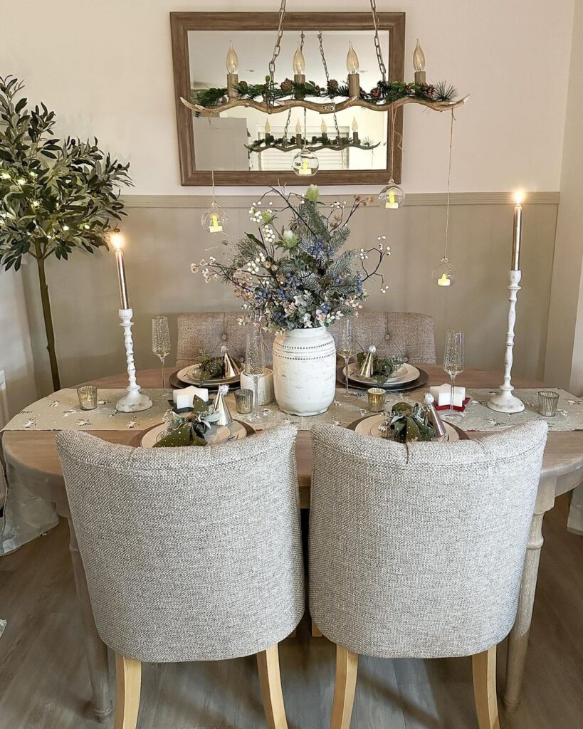 Mesa posta de Natal, com guardanapo e decoração em vaso e velas
