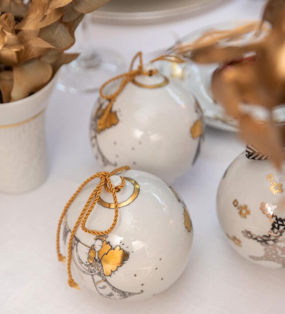 Mesa posta natalina, com bolinhas de Natal decoradas