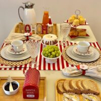 Mesa posta de café da manhã de Natal, com guardanapo decorado e decorações natalinas
