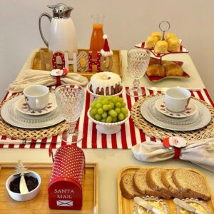 Mesa posta de café da manhã de Natal, com guardanapo decorado e decorações natalinas