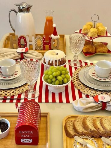 Mesa posta de café da manhã de Natal, com guardanapo decorado e decorações natalinas