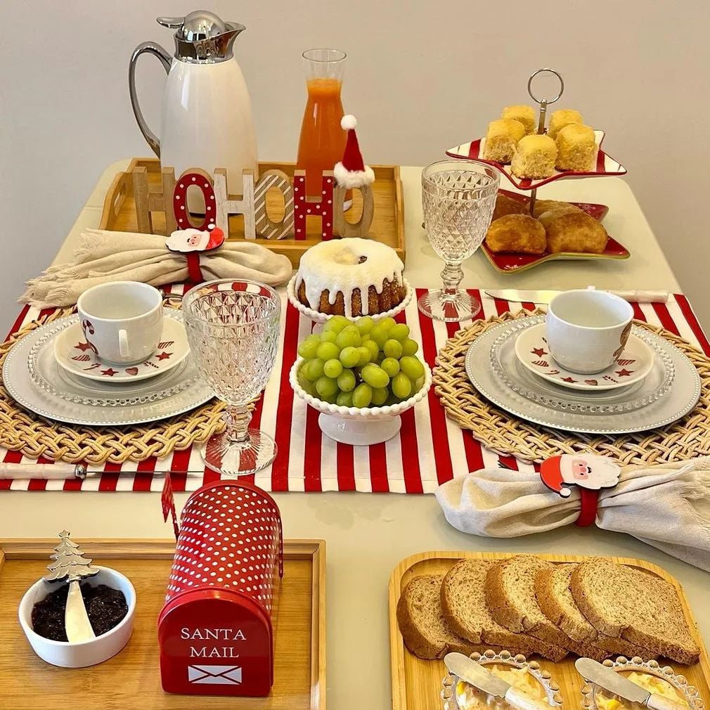 Mesa posta de café da manhã de Natal, com guardanapo decorado e decorações natalinas