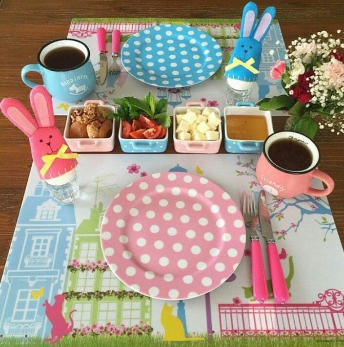 Mesa com jogo americano colorido e prato com estampa de bolinhas