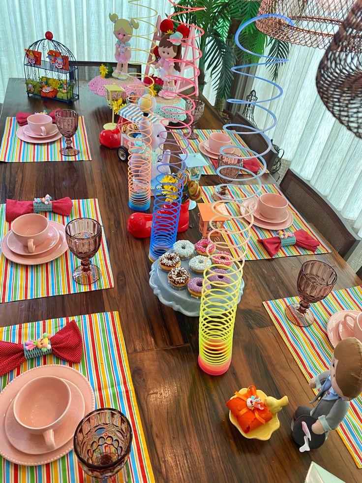 Mesa posta para crianças com donuts e mola maluca