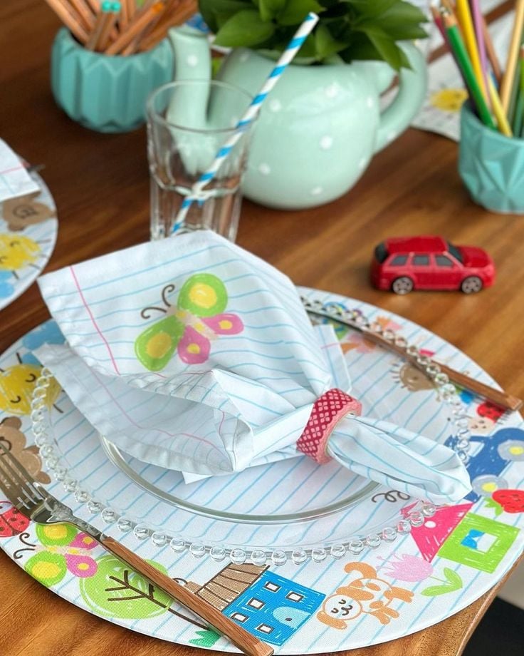 Mesa com jogo americano e guardanapo infantil