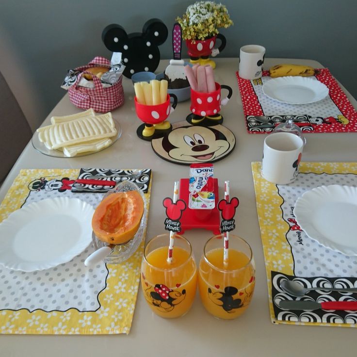 Mesa para crianças com temática do Mickey