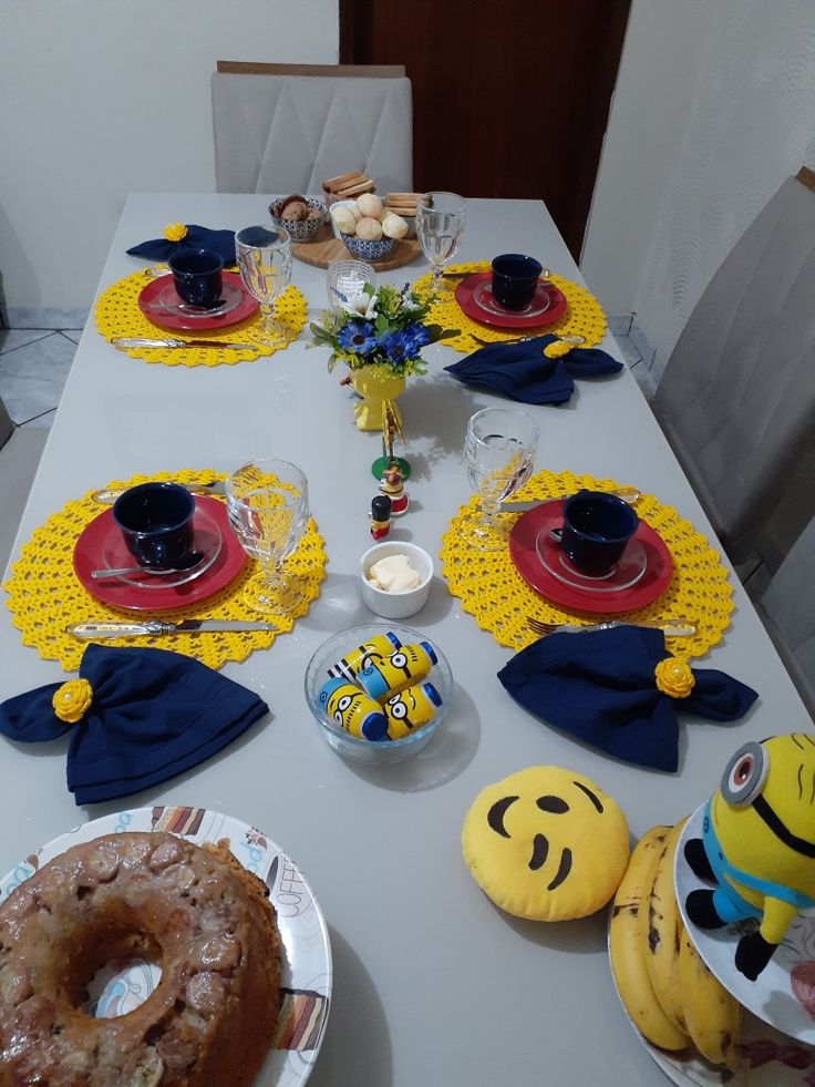 Mesa branca com sousplat amarelo e decoração de Minnions