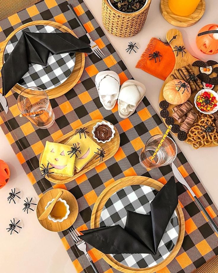 Mesa com trilho xadrez, caveiras e aranhas