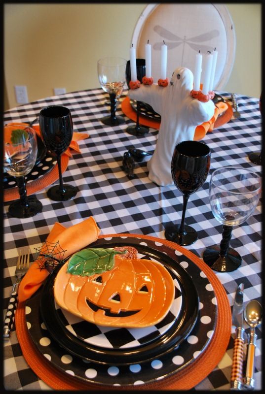 Mesa posta com louças em preto, branco e laranja