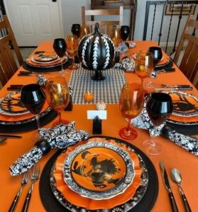 Mesa com decoração em preto e laranja