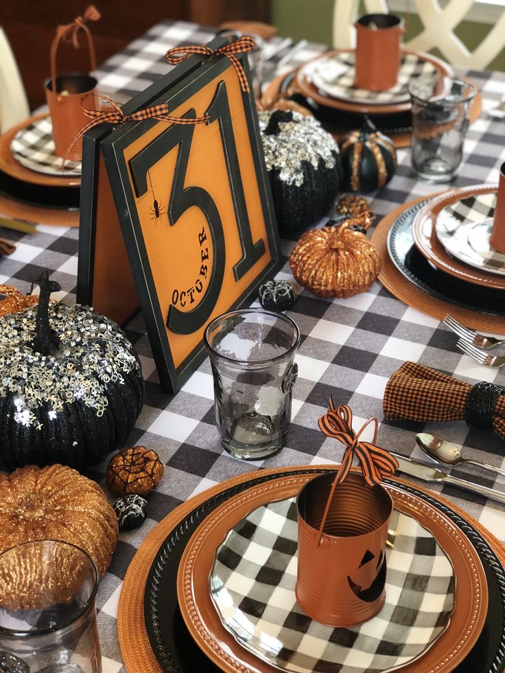 Mesa com toalha xadrez e detalhes para o halloween