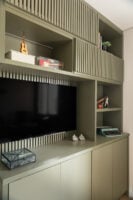 Estante com painel ripado em verde escuro