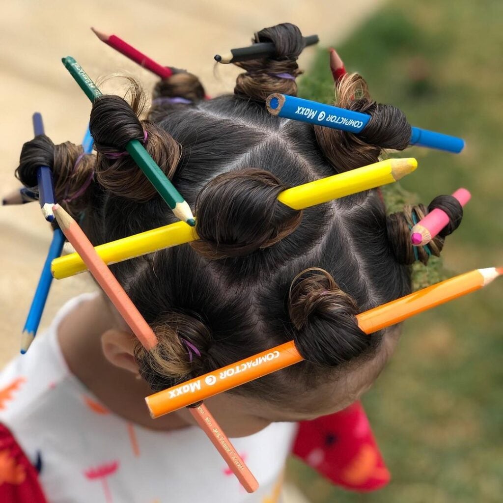 Menina com cabelo maluco com lápis