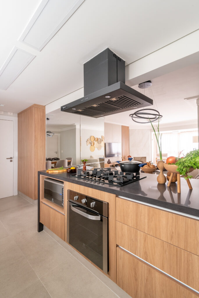 Cozinha em tons amadeirados e detalhes em preto
