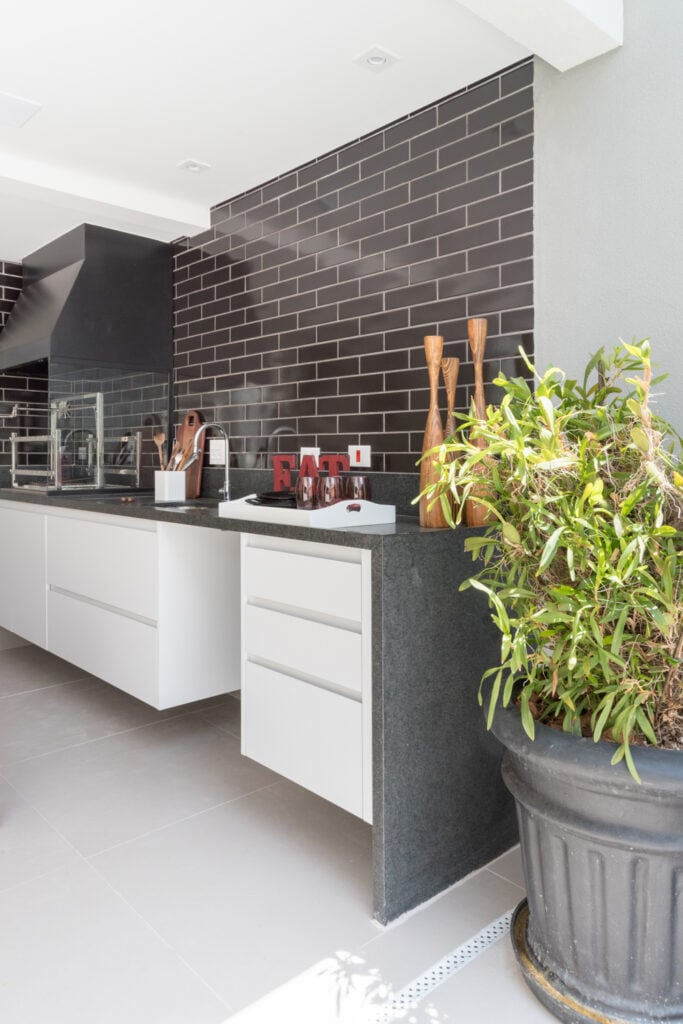 Espaço com área goumert em cinza e branco