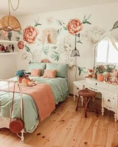 Quarto estilo retrô com penteadeira clássica e flores na parede da cabeceira