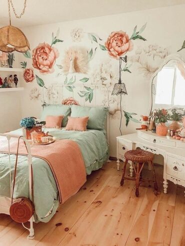 Quarto estilo retrô com penteadeira clássica e flores na parede da cabeceira