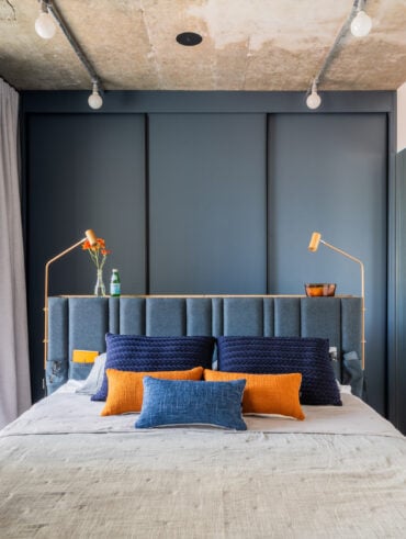 Quarto pequeno com armário azul e cabeceira em madeira