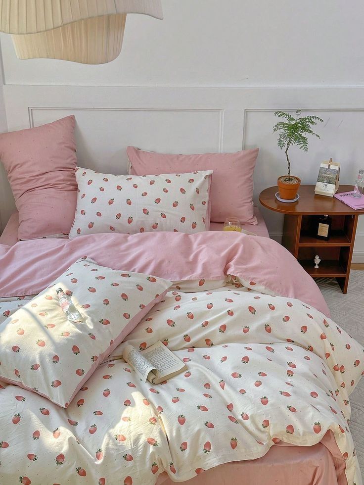 Quarto com edredom rosa e lençol com morangos