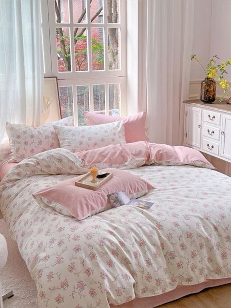Quarto com edredom em rosa e branco