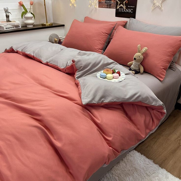 Cama com edredom rosa e cinza