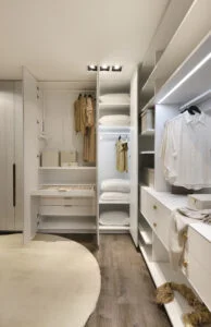 Closet branco, com portas, prateleiras e gavetas