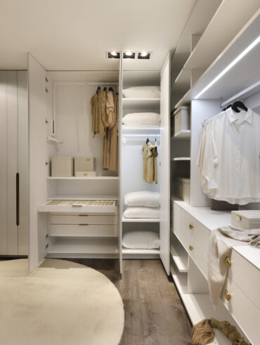 Closet branco, com portas, prateleiras e gavetas