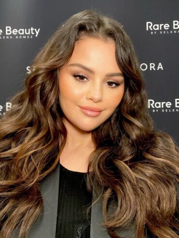 Selena Gomez com cabelo escuro longo e maquiagem clean