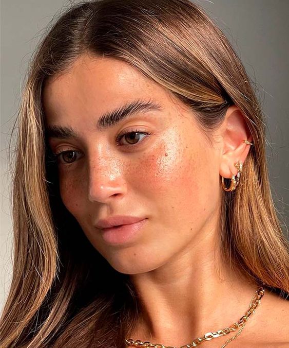 Mulher de pele branca, com cabelo loiro e rosto clean