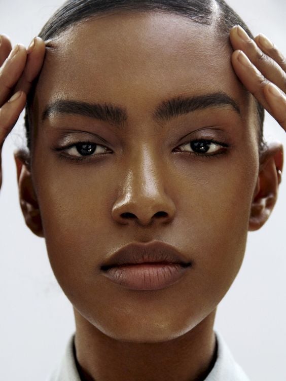 Mulher de pele preta com sobrancelha estilo reta 
