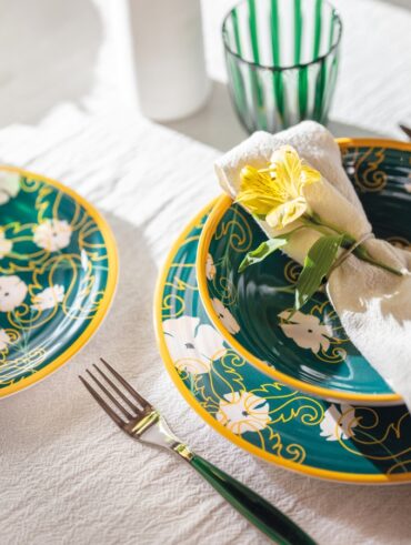 Pratos raso e fundo verdes e brancos com borda amarela