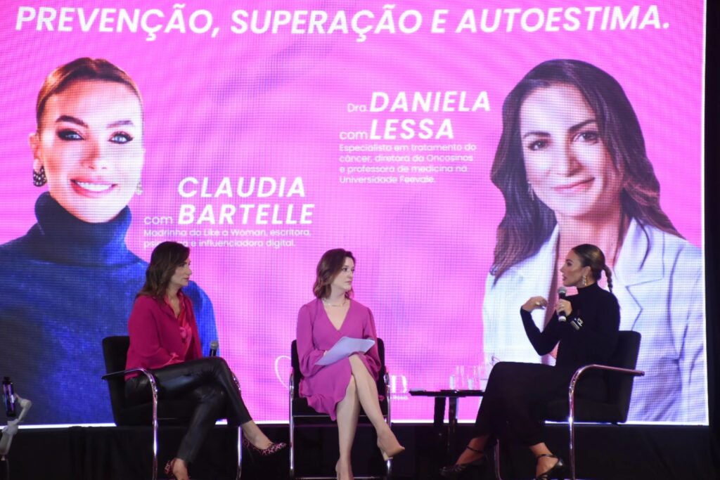 Três mulheres sentadas