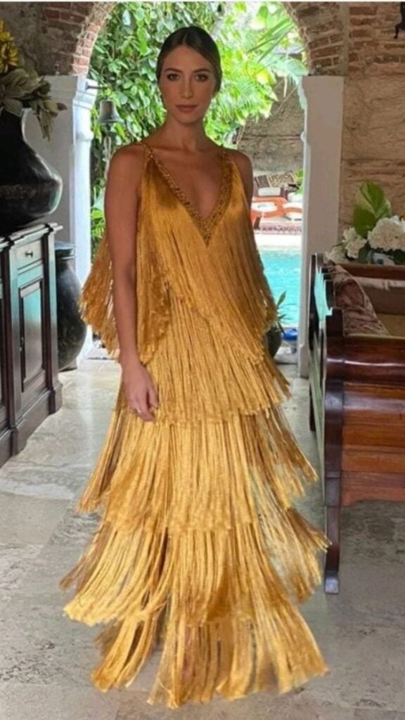 Look com vestido de franja na cor dourado