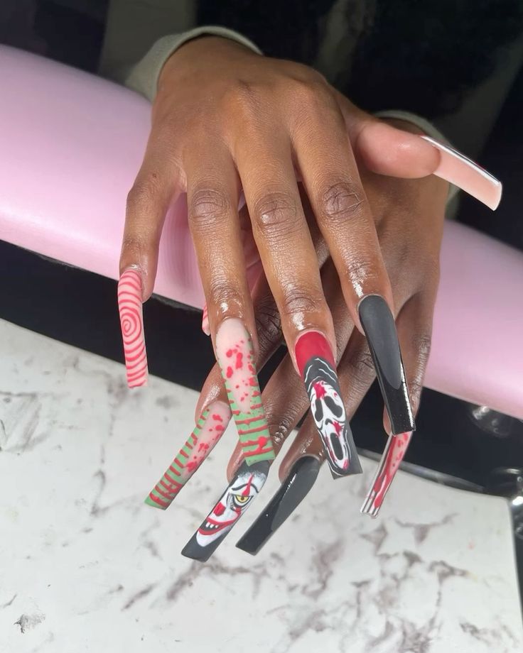 Mão de pele preta com unha comprida bailarina decorada com estampa de filmes de terror 
