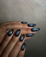 Mãos de pele branca sobrepostas com unha stiletto aura