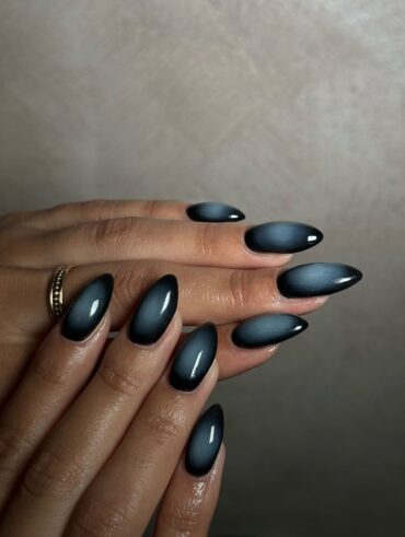 Mãos de pele branca sobrepostas com unha stiletto aura