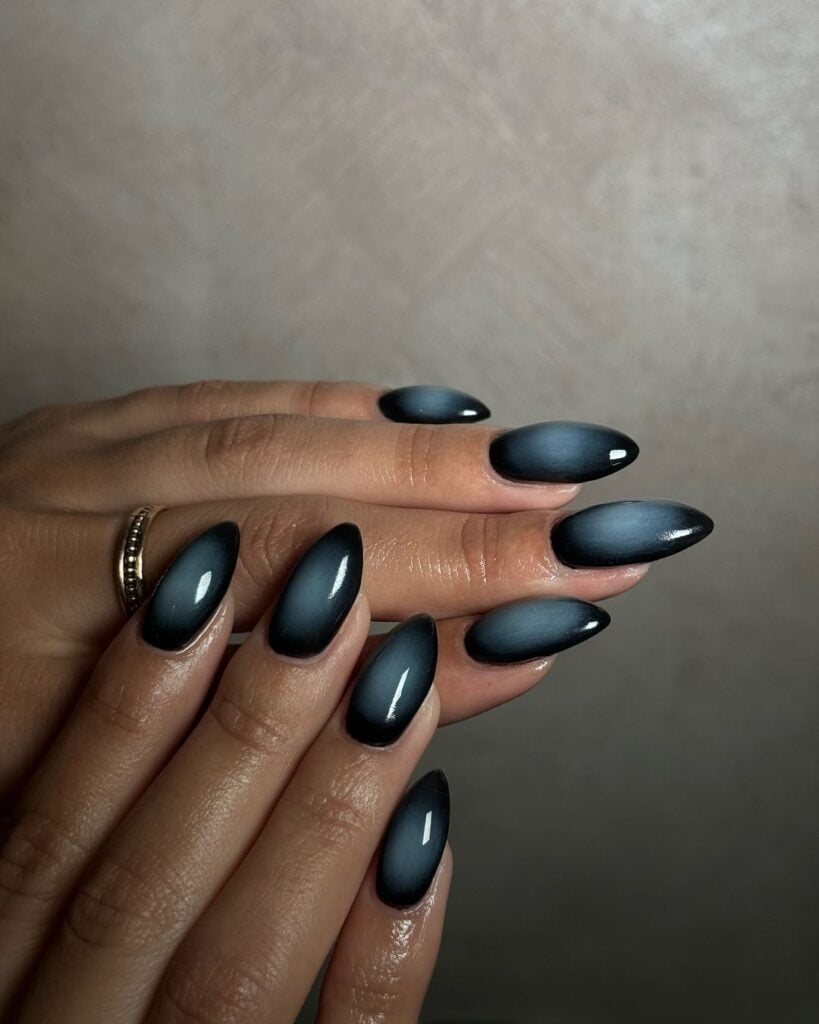 Mãos de pele branca sobrepostas com unha stiletto aura