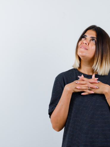 Mulher com vergonha e constrangida