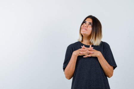 Mulher com vergonha e constrangida