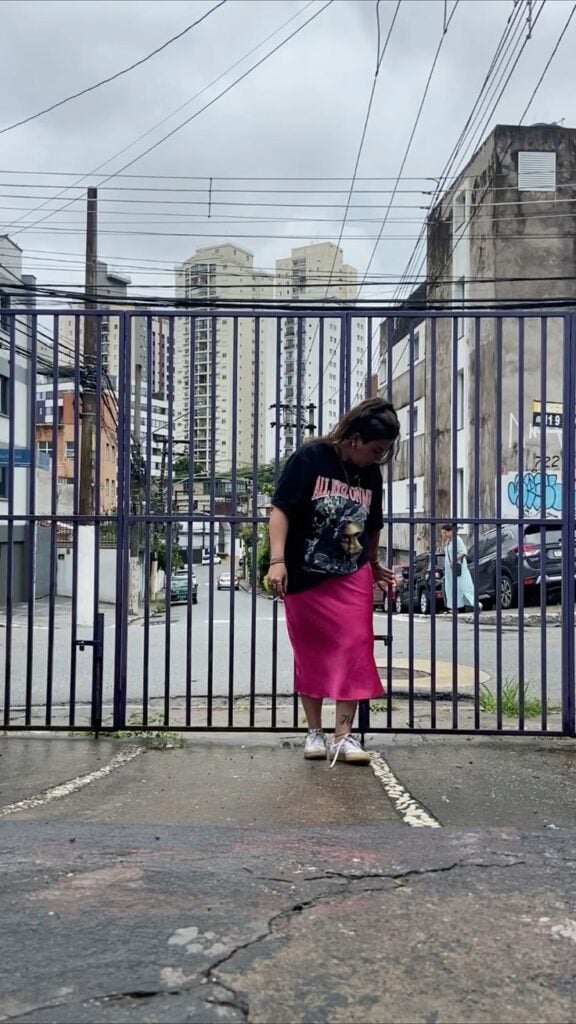 Look com camiseta oversized e saia de cetim