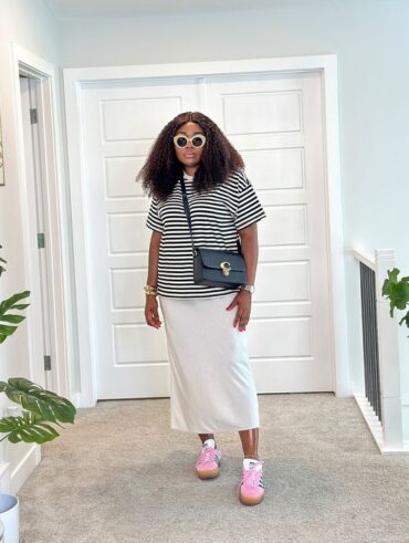Look com camiseta, saia longa de cetim e tênis