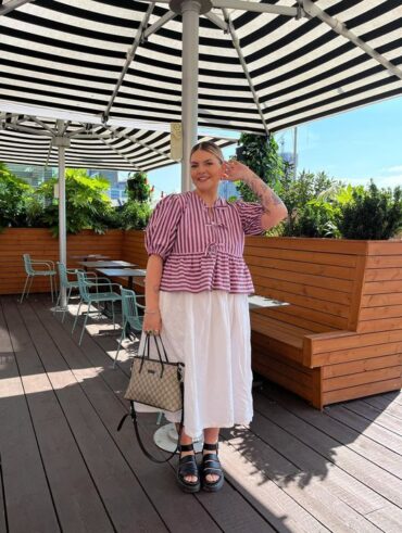 Mulher jovem mid size com saia branca e blusa de amarração;