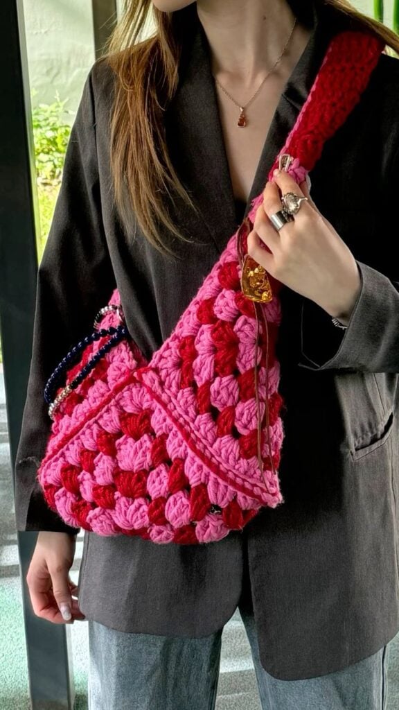 Foto de tronco de mulher com blazer e bolsa trasnversal